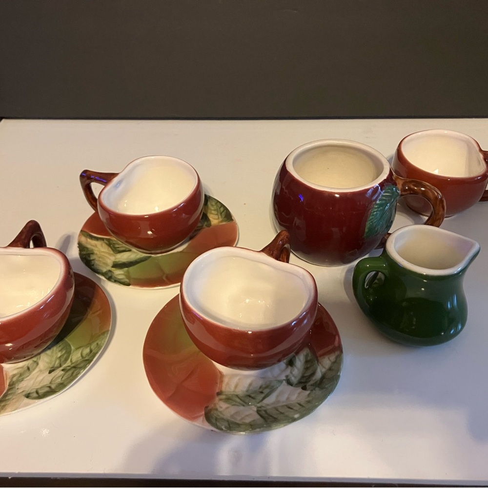 Apple shaped/design tea cups w/saucers set